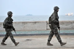 Binh sỹ Hàn Quốc tuần tra trên đảo Yeonpyeong, gần khu vực hải phận tranh chấp với Triều Tiên. (Ảnh: AFP/TTXVN)