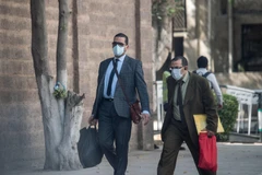 Người dân đeo khẩu trang phòng lây nhiễm COVID-19 tại Cairo, Ai Cập ngày 7/4/2020. (Ảnh: THX/TTXVN)