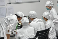 Nhân viên y tế thảo luận về trường hợp bệnh nhân nhiễm COVID-19 tại bệnh viện ở Bắc Kinh, Trung Quốc, ngày 30/3/2020. (Ảnh: THX/TTXVN)