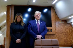 Tổng thống Mỹ Donald Trump cùng đệ nhất phu nhân Melania Trump mặc niệm các nạn nhân vụ khủng bố 11/9. (Nguồn: AP)