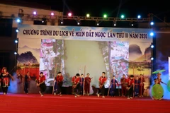 Hơn 100 nghệ nhân, diễn viên quần chúng các dân tộc huyện Lục Yên biểu diễn chương trình nghệ thuật đặc sắc với chủ đề “Đất Ngọc sắc màu hội tụ”. (Ảnh: Tuấn Anh - TTXVN)