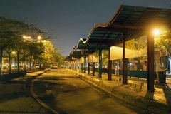 Điểm trung chuyển Long Biên vắng lặng khi xe buýt đã tạm ngừng hoạt động từ ngày 1/4/2020. (Ảnh: Khánh Hòa/TTXVN)