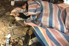 Đối tượng Lý Văn Sắn nằm chết trong rừng với khẩu súng AK ở bên cạnh. (Ảnh: TTXVN phát)