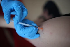 Tiêm vắcxin phòng COVID-19 của Pfizer/BioNTech. (Ảnh: PAP/TTXVN)