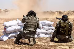 Các tay súng Syria ủng hộ Thổ Nhĩ Kỳ tham gia một cuộc tập trận gần thị trấn al-Rai, phía Bắc tỉnh Aleppo (Syria), giáp giới Thổ Nhĩ Kỳ ngày 24/7/2019. (Ảnh: AFP/TTXVN)
