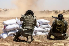 Các tay súng Syria ủng hộ Thổ Nhĩ Kỳ tham gia một cuộc tập trận gần thị trấn al-Rai, phía Bắc tỉnh Aleppo (Syria), giáp giới Thổ Nhĩ Kỳ ngày 24/7/2019. (Ảnh: AFP/TTXVN)