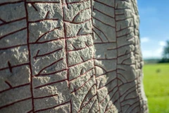 Những ký tự run cổ trên phiến đá Rok. (Nguồn: CNN)