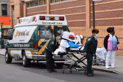 Chuyển bệnh nhân nhiễm COVID-19 tới trung tâm y tế ở Brooklyn, New York (Mỹ) ngày 2/4/2020. (Ảnh: AFP/TTXVN)