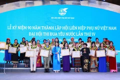 Các cá nhân có thành tích xuất sắc trong công tác thi đua nhận Bằng khen của Trung ương Hội Liên hiệp Phụ nữ Việt Nam. (Ảnh: Phương Hoa/TTXVN)
