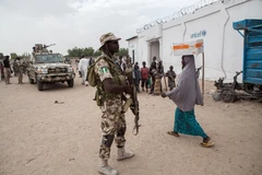 Binh sỹ tuần tra tại thị trấn Banki, đông bắc Nigeria. (Ảnh: AFP/TTXVN)
