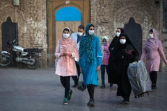 Người dân đeo khẩu trang phòng lây nhiễm COVID-19 tại Mashhad, Iran, ngày 29/10/2020. (Ảnh: THX/TTXVN)