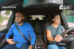 Chuyên gia Keshvinder Singh và tay đua nữ Claire Jedrek lái thử xe của VinFast