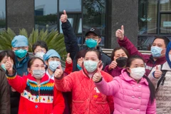Bệnh nhân nhiễm COVID-19 xuất viện sau khi được chữa khỏi tại bệnh viện ở Vũ Hán, tỉnh Hồ Bắc, Trung Quốc, ngày 19/2/2020. (Ảnh: THX/TTXVN)