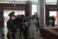 Làm thủ tục trước khi trao trả các đối tượng về nước. (Ảnh: TTXVN)