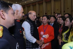Bộ trưởng Quốc phòng Ấn Độ Rajnath Singh (thứ ba từ trái sang) trò chuyện với đoàn đại biểu thanh niên Việt Nam. (Ảnh: Huy Lê/Vietnam+)