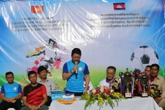 Lãnh đạo đại diện các cơ quan đại diện Việt Nam và Campuchia tại lễ khai mạc Giải bóng đá hữu nghị chào mừng 75 năm Quốc khánh Việt Nam (2/9/1945-2/9/2020) và 75 năm ngày truyền thống ngoại giao Việt Nam (28/8/1945-28/8/2020). (Ảnh: Nguyễn Hùng/Vietnam+)