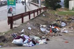 Rác thải xả bừa bãi tại chân cầu Trường Đai, quận 12, TP. Hồ Chí Minh. (Ảnh: Trần Xuân Tình/TTXVN)
