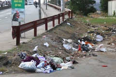 Rác thải xả bừa bãi tại chân cầu Trường Đai, quận 12, TP. Hồ Chí Minh. (Ảnh: Trần Xuân Tình/TTXVN)