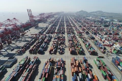 Container hàng hóa tại cảng Thượng Hải, Trung Quốc. (Ảnh: THX/TTXVN)