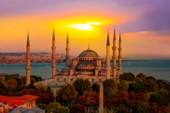 Nhà thờ Hồi giáo Xanh ở Istanbul trong ánh hoàng hôn. (Nguồn: holidayme.com)
