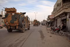 Đoàn xe quân sự của Thổ Nhĩ Kỳ tiến vào phía Nam tỉnh Idlib, Syria ngày 3/2/2020. (Ảnh: AFP/TTXVN)