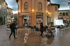 Người dân đeo khẩu trang phòng lây nhiễm COVID-19 tại Johannesburg, Nam Phi, ngày 21/8/2020. (Ảnh: THX/TTXVN)