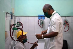 Bác sỹ khám cho người bệnh tại một bệnh viện ở La Habana, Cuba trong bối cảnh dịch COVID-19 bùng phát, ngày 31/3/2020. (Ảnh: THX/TTXVN)