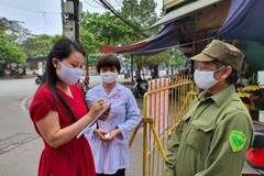 Tại Nam Định, người dân khi vào chợ dân sinh bắt buộc phải khai báo thông tin tên tuổi, địa chỉ. (Ảnh: Công Luật/TTXVN)