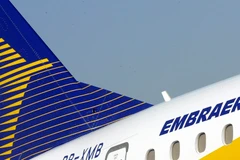 Máy bay Embraer 190 tại triển lãm hàng không Farnborough, Anh. (Ảnh: AFP/TTXVN)