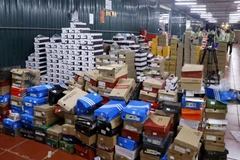 Hàng hóa tại kho chứa hàng lậu. (Ảnh: Quốc Khánh/TTXVN)