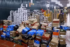 Hàng hóa tại kho chứa hàng lậu. (Ảnh: Quốc Khánh/TTXVN)