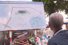 Người dân quận Đống Đa được xem công khai thông tin về kế hoạch chỉnh trang, cải tạo đường Huỳnh Thúc Kháng. (Ảnh Mạnh Khánh/TTXVN)