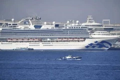 Du thuyền Diamond Princess neo tại cảng Yokohama, Nhật Bản ngày 13/2/2020. (Ảnh: Kyodo/TTXVN)