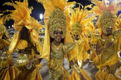 Các vũ công trong Lễ hội hóa trang Carnival nổi tiếng tại thành phố Rio de Janeiro, Brazil năm 2019. (Ảnh: AFP/TTXVN)