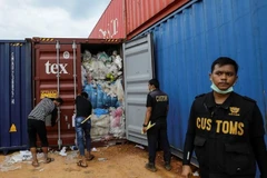 Nhân viên Hải quan Indonesia kiểm tra container chứa rác thải nhựa tại cảng Batu Ampar ở Batam, ngày 15/6/2019. (Ảnh: AFP/TTXVN)