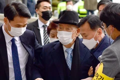 Cựu Tổng thống Chun Doo-hwan (giữa) vẫn phủ nhận mọi sự liên quan trực tiếp đến việc trấn áp cuộc biểu tình năm 1980. (Nguồn: EPA-EFE)