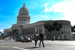 Người dân đeo khẩu trang phòng dịch COVID-19 tại La Habana, Cuba. (Ảnh: THX/TTXVN)