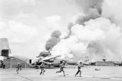 Quân giải phóng đánh chiếm sân bay Tân Sơn Nhất, ngày 30/4/1975 trong Cuộc Tổng tiến công và nổi dậy Xuân 1975, giải phóng hoàn toàn miền Nam, thống nhất đất nước. (Ảnh: Đinh Quang Thành/TTXVN)