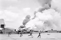 Quân giải phóng đánh chiếm sân bay Tân Sơn Nhất, ngày 30/4/1975 trong Cuộc Tổng tiến công và nổi dậy Xuân 1975, giải phóng hoàn toàn miền Nam, thống nhất đất nước. (Ảnh: Đinh Quang Thành/TTXVN)