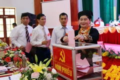 Các đại biểu bỏ phiếu bầu Ban Chấp hành Đảng bộ huyện Bình Gia, nhiệm kỳ 2020-2025. (Ảnh: Thái Thuần/TTXVN)