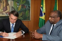 Bộ trưởng Giáo dục Brazil Carlos Alberto Decotelli (phải) đã từ chức do khai man bằng cấp. (Nguồn: AFP)