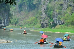 Du khách tham quan khu du lịch Tam Cốc. (Ảnh: Minh Đức/TTXVN)