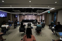 Họp báo thời giữ khoảng cách tiếp xúc tại Trung tâm báo chí, Bộ Thông tin Truyền thông (MCI) Singapore ngày 24/3/2020 (Ảnh: MCI)