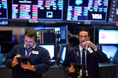 Hoạt động tại sàn giao dịch chứng khoán New York, Mỹ. (Ảnh: AFP/TTXVN)