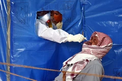 Nhân viên y tế lấy mẫu dịch xét nghiệm COVID-19 cho người dân tại Hyderabad, bang Telangana, Ấn Độ, ngày 22/8/2020. (Ảnh: THX/TTXVN)