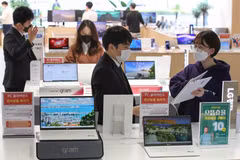 Tại một cửa hàng bán đồ điện tử ở Seoul, Hàn Quốc, ngày 31/3/2020. (Ảnh: THX/TTXVN)