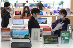 Tại một cửa hàng bán đồ điện tử ở Seoul, Hàn Quốc, ngày 31/3/2020. (Ảnh: THX/TTXVN)