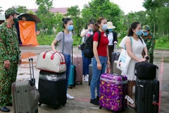 Các công dân hoàn thành cách ly chuẩn bị được về với gia đình. (Ảnh: Trung Hiếu/TTXVN)