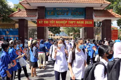 Các thí sinh hoàn thành môn thi Ngữ văn tại điểm thi THPT Lê Quý Đôn thành phố Hải Phòng. (Ảnh: An Đăng/TTXVN)