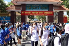 Các thí sinh hoàn thành môn thi Ngữ văn tại điểm thi THPT Lê Quý Đôn thành phố Hải Phòng. (Ảnh: An Đăng/TTXVN)